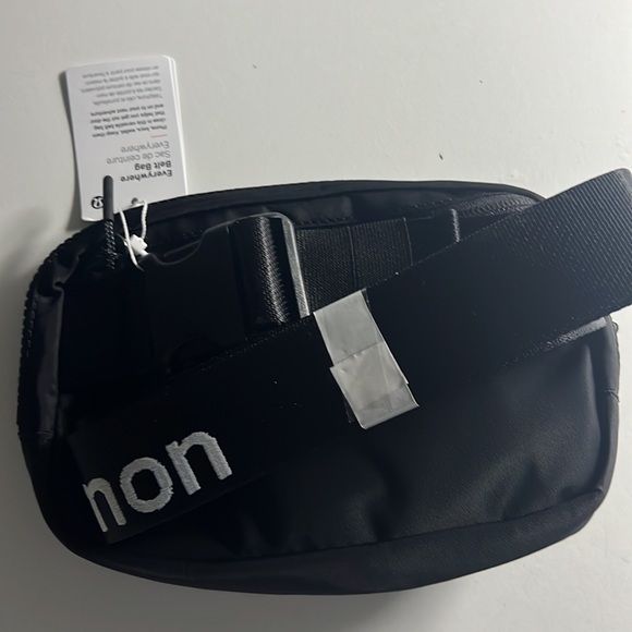 NWT Everywhere Belt Bag Wordmark Logo Black/White - Lululemon Logo Crossbody Bag - Picture 3 of 4